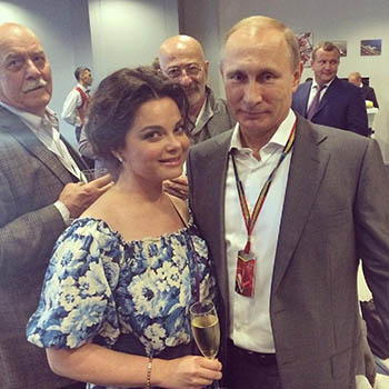 Звезды сделали коллективное «селфи» с Владимиром Путиным и Дмитрием Медведевым на «Формуле – 1»
