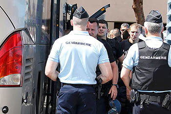 Власти Франции из-за «потенциальной угрозы» депортируют 20 болельщиков из России