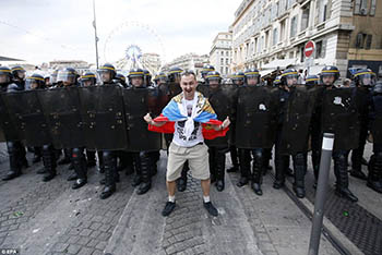 Российские болельщики массово арестованы во Франции на сутки