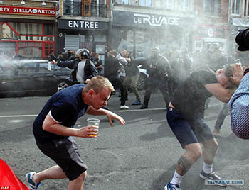 В Лилле на этот раз полиция разогнала болельщиков слезоточивым газом (ВИДЕО)