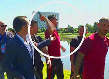 Роналду выхватил микрофон у журналиста и кинул его в озеро (ВИДЕО)