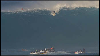 Американский серфер рухнул вниз с 12-метровой волны